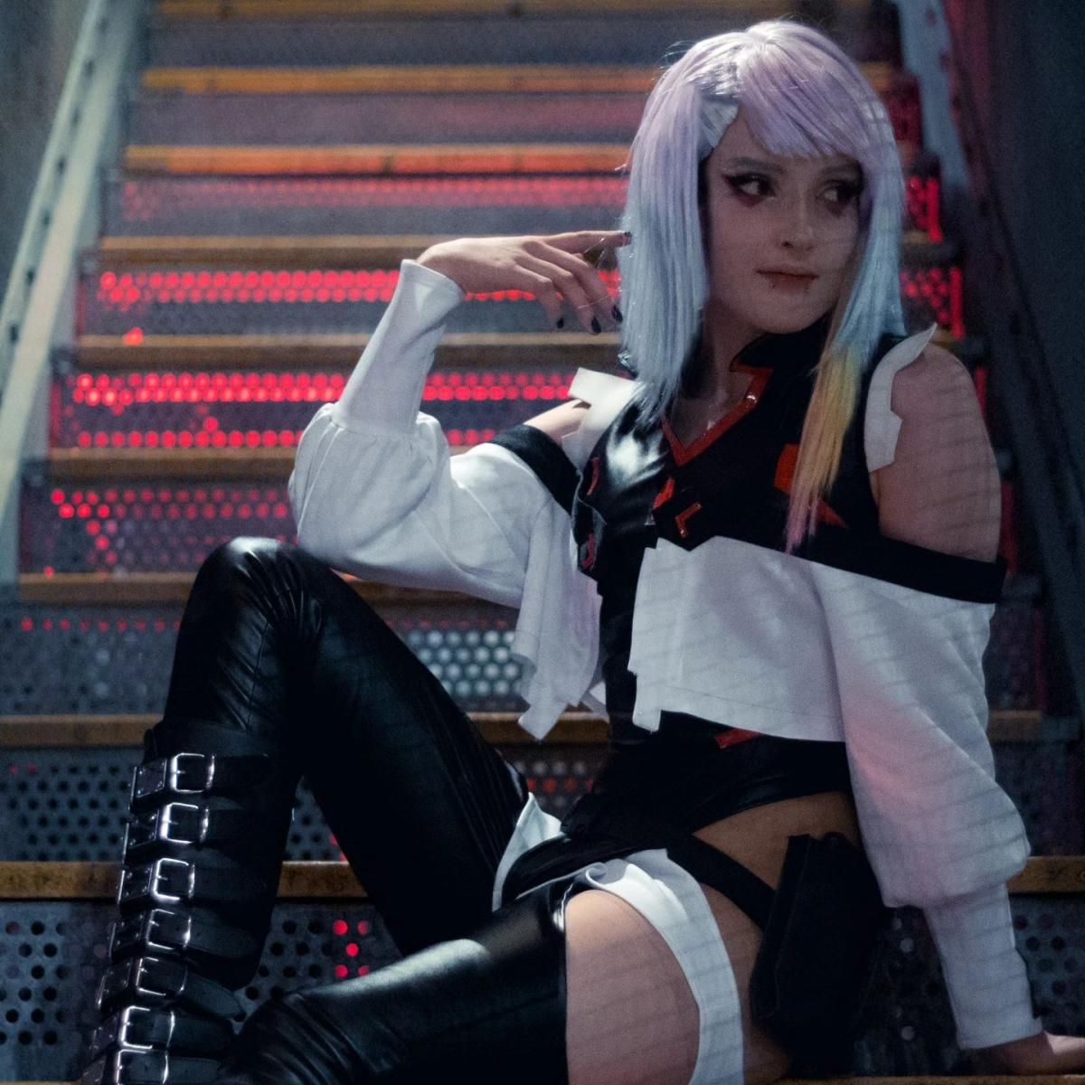 Another outdoor stair shot contributed by @Ἔρως with a relaxed sideways sitting pose, displaying the layered cut of the chest panel and natural sleeve drape