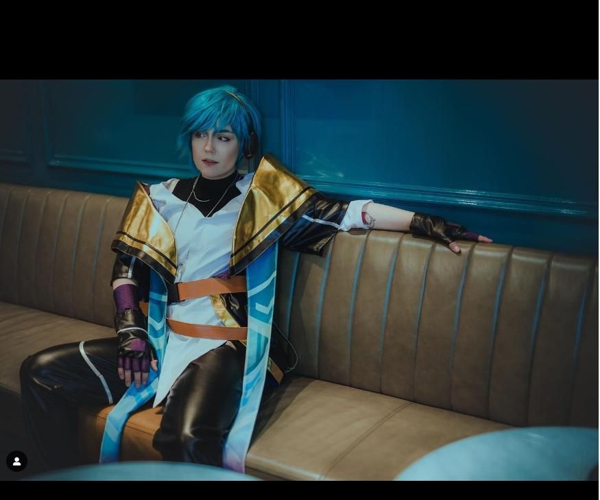 Heartsteel Aphelios cosplay by @chaos.kitsune, Ezcosplay costume, indoor lounge sofa shot