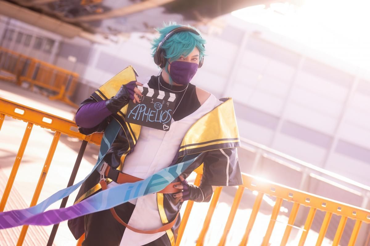 Heartsteel Aphelios cosplay @Damian.Oreo, outdoor shot, holding movie clapper prop