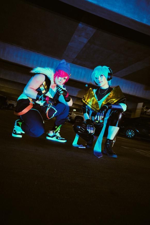 Heartsteel Aphelios cosplay paired with Heartsteel Sett cos, night underpass group photo