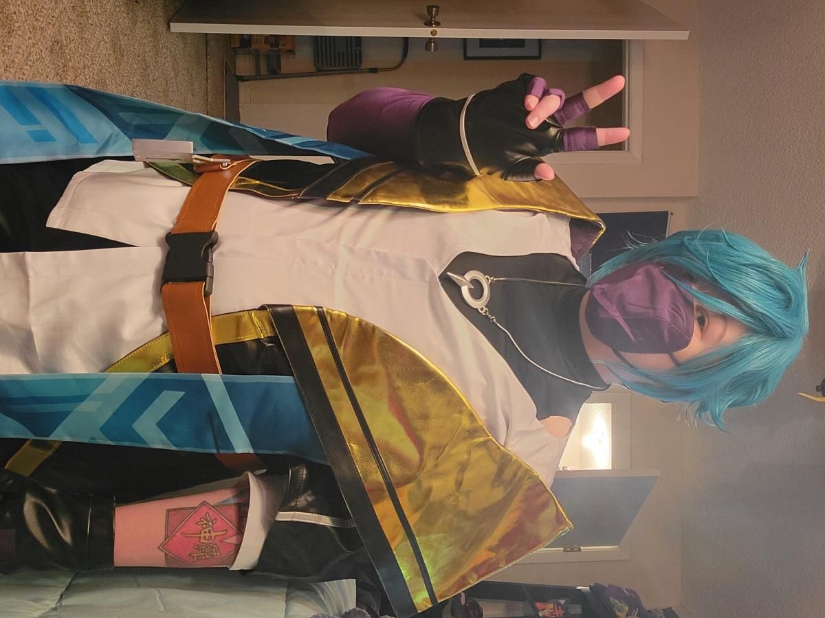 Heartsteel Aphelios cosplay @Penopyl, home indoor selfie, peace sign pose