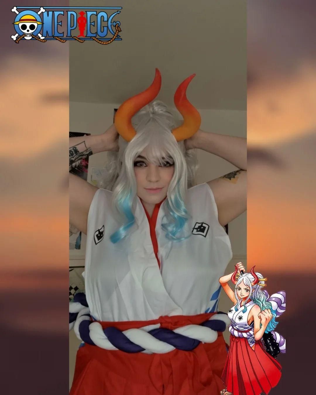 Indoor cosplay selfie shot by @jennis_cosplays for One Piece Yamato, adjusting gradient horns wig, sleeveless printed top and thick twisted waist rope.