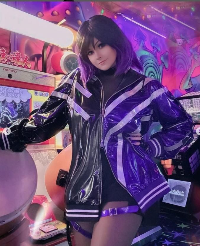 Arcade half-body customer shot by @v0dch4n, one hand on hip pose in front of rhythm game cabinet, Reina cos glossy hooded jacket, thigh strap stocking detail visible, neon purple game room background